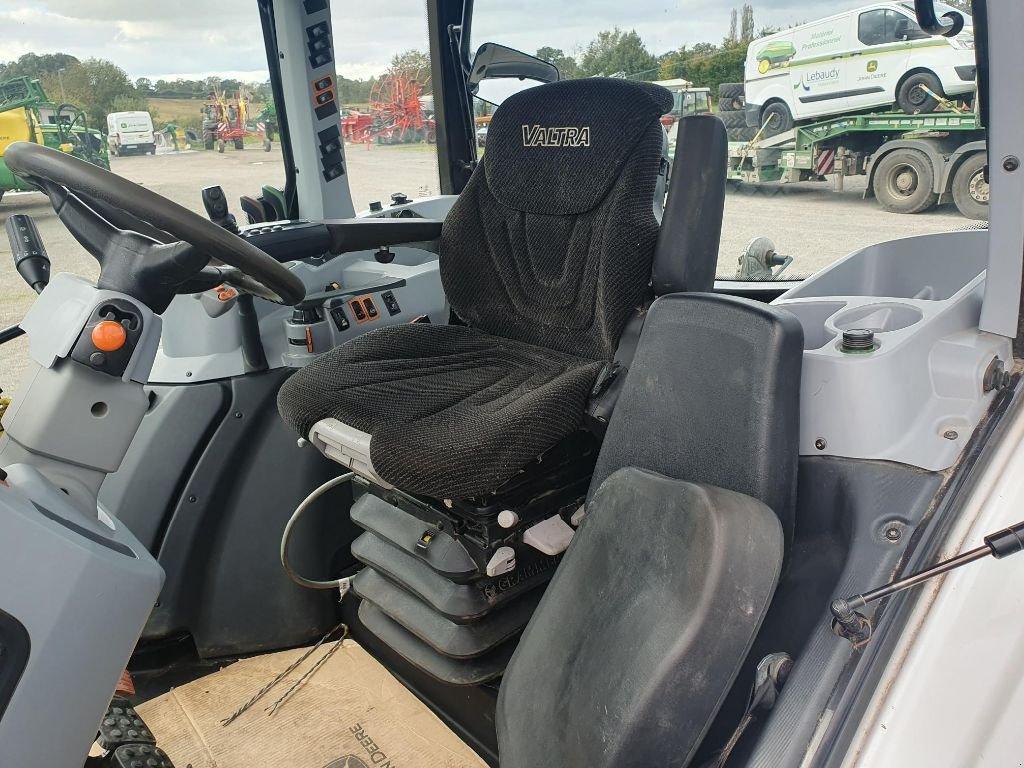 Traktor типа Valtra A104, Gebrauchtmaschine в DOMFRONT (Фотография 9)