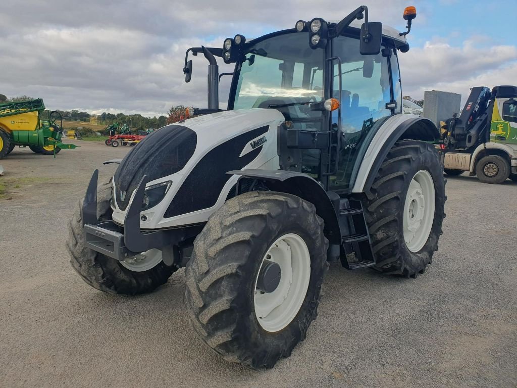 Traktor van het type Valtra A104, Gebrauchtmaschine in DOMFRONT (Foto 1)