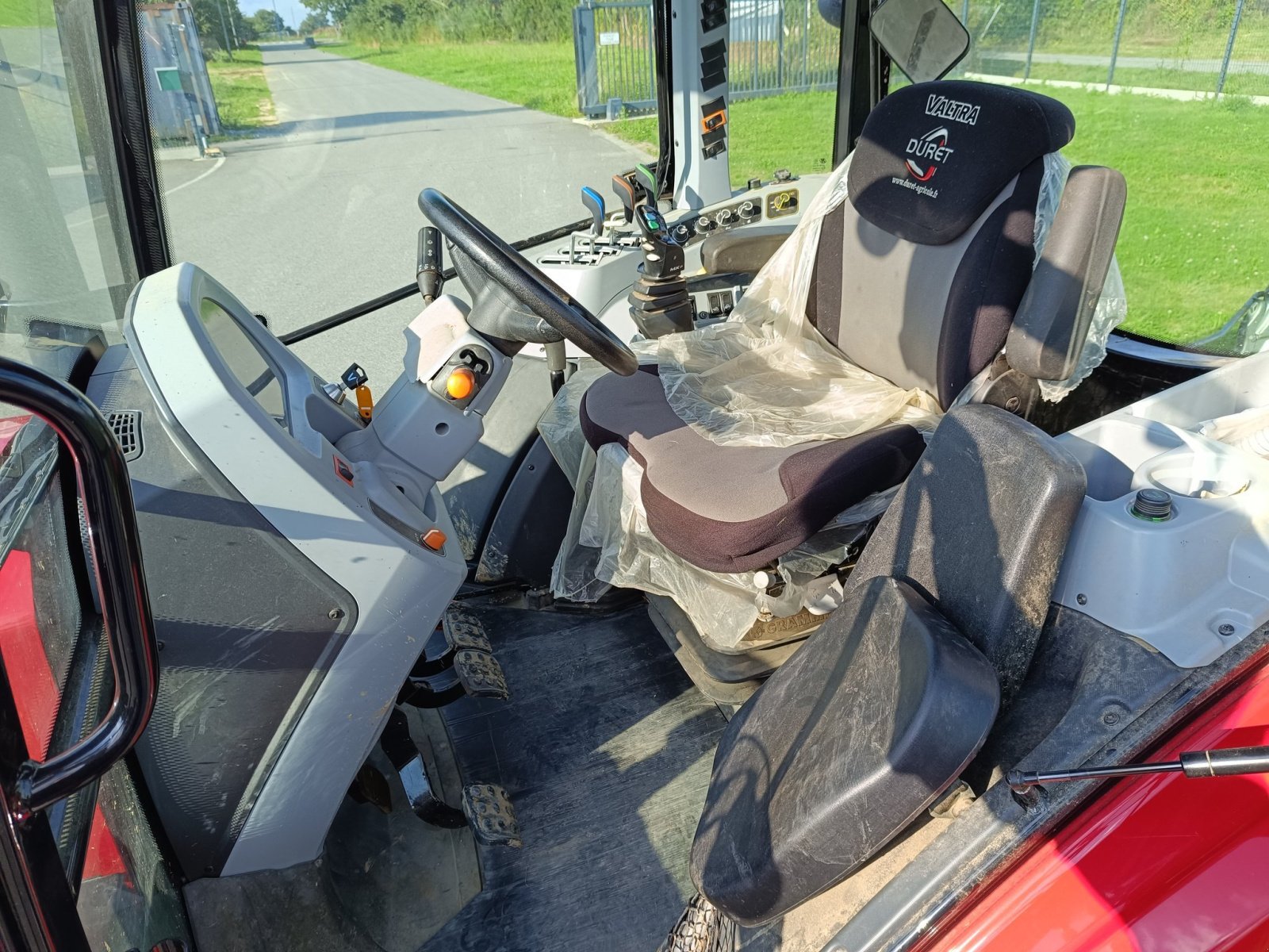 Traktor of the type Valtra A105 GL, Gebrauchtmaschine in Le Horps (Picture 5)