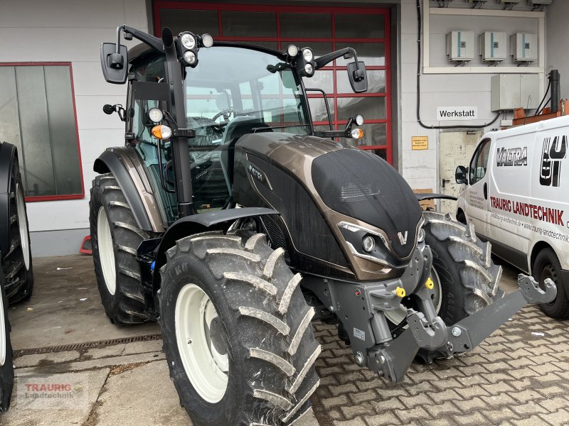 Traktor of the type Valtra A105 H4 m. FKH, Neumaschine in Mainburg/Wambach (Picture 1)