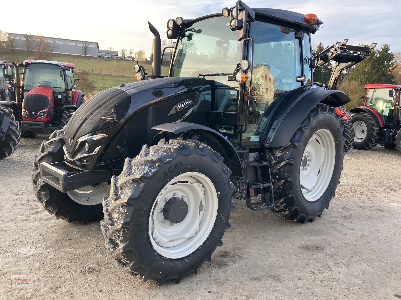 Traktor van het type Valtra A105 H4, Neumaschine in Mainburg/Wambach (Foto 1)