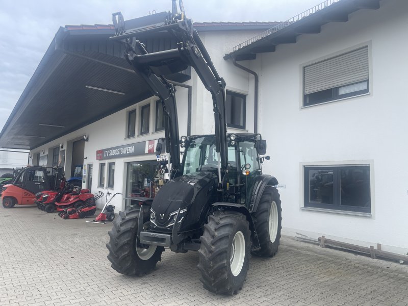 Traktor of the type Valtra A105MH4 2B0, Neumaschine in Deggendorf (Picture 1)