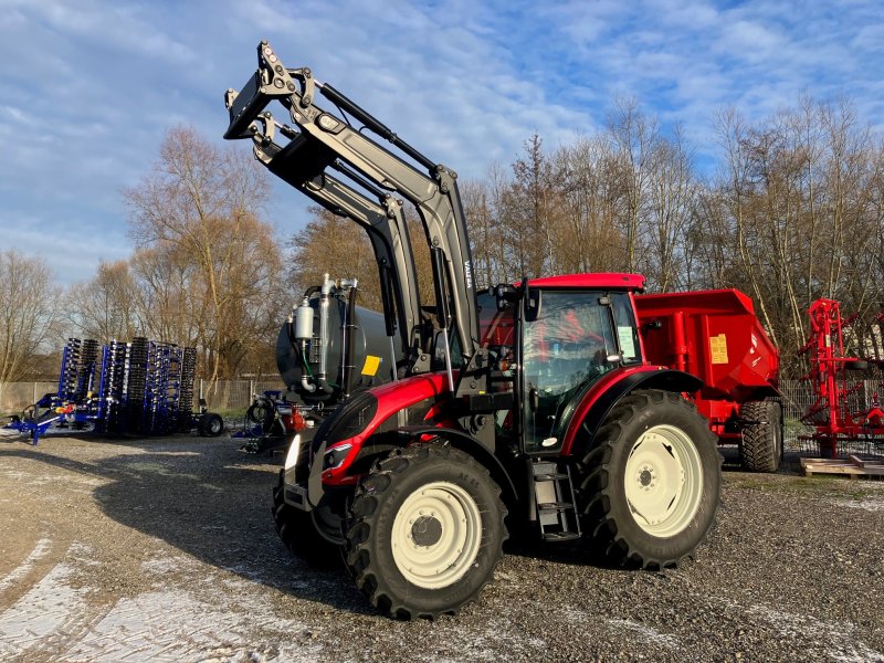 Traktor of the type Valtra A115 MH4 2B0, Neumaschine in Gudensberg (Picture 1)