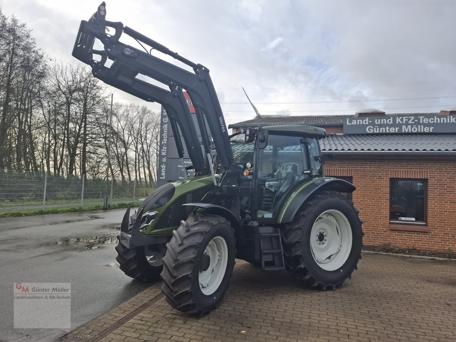 Traktor of the type Valtra A115 MH4, Neumaschine in St. Michaelisdonn (Picture 1)