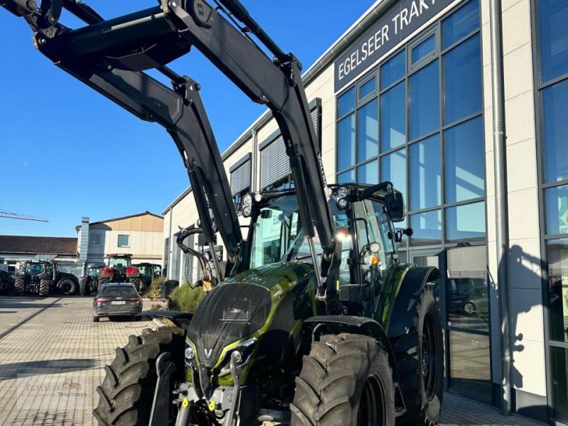 Traktor of the type Valtra A115 MH4, Neumaschine in Fürth / Burgfarrnbach