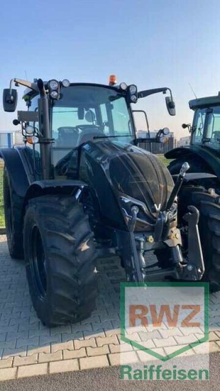 Traktor of the type Valtra A115 Schlepper, Neumaschine in Wölfersheim-Berstadt (Picture 1)