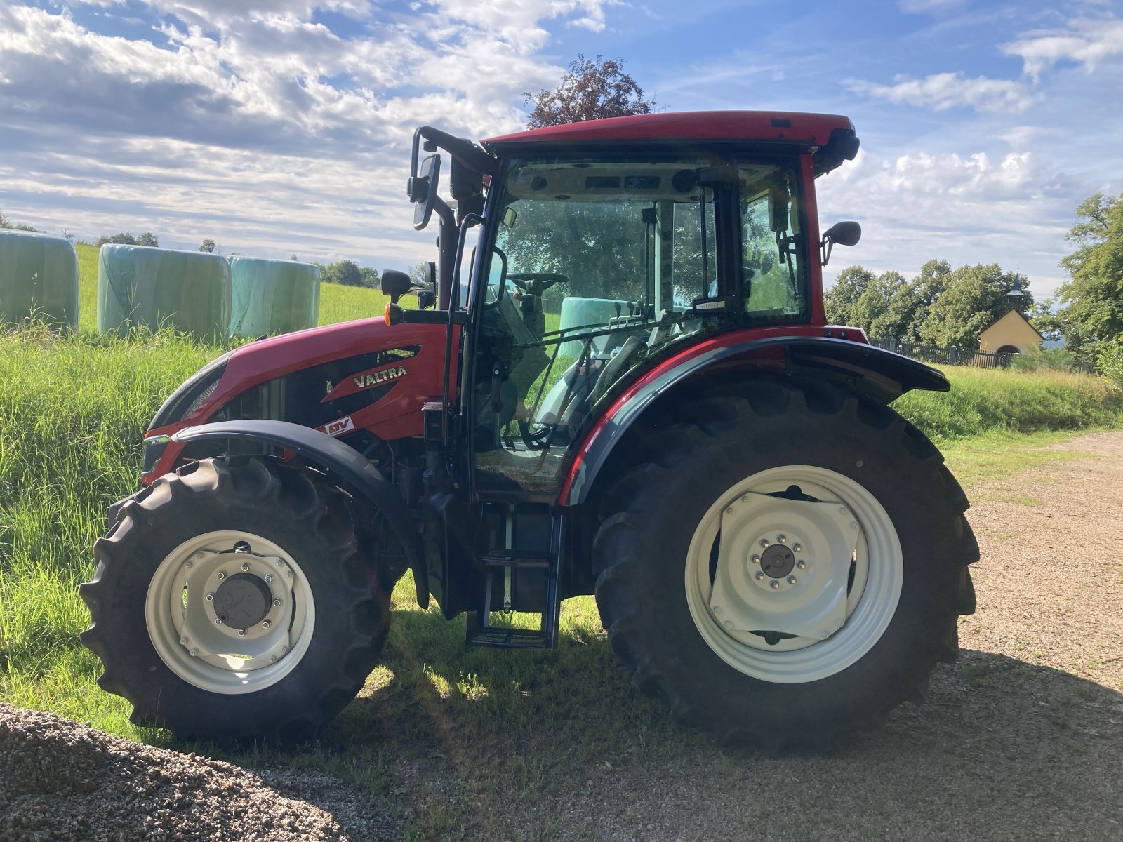 Traktor of the type Valtra A75 H2, Neumaschine in Bodenwöhr/ Taxöldern (Picture 3)