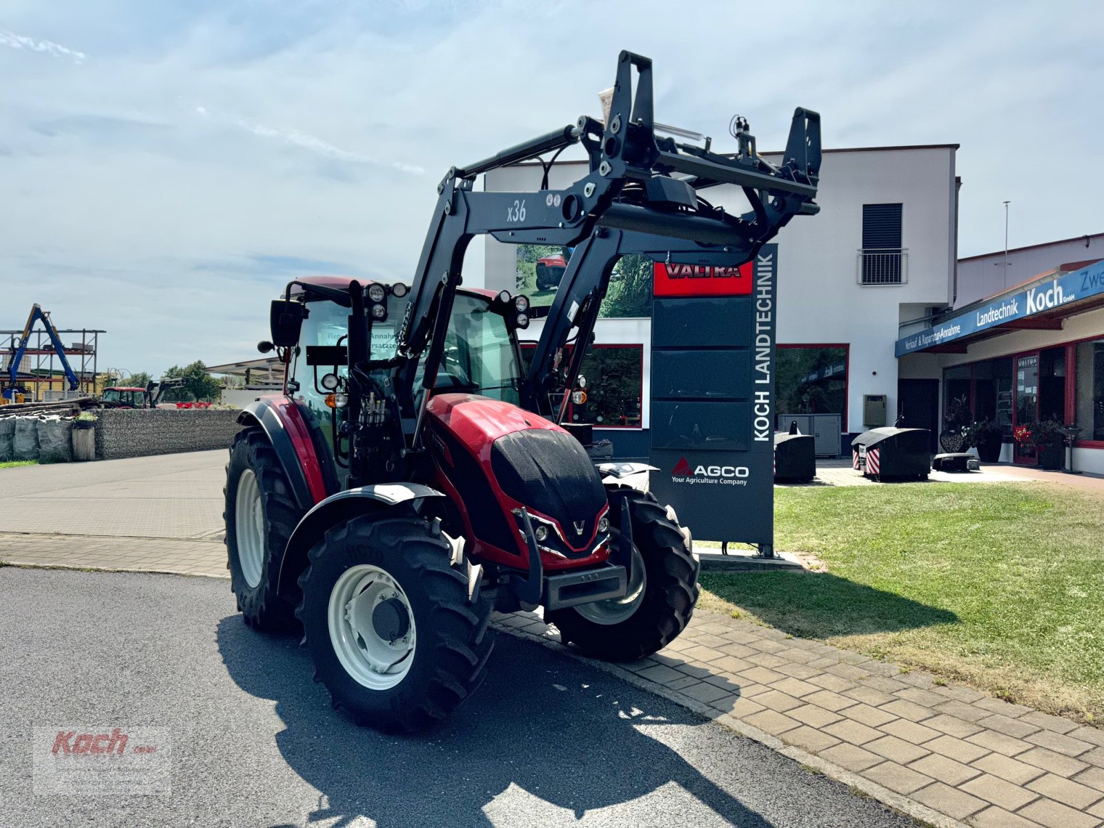 Traktor van het type Valtra A75 H2, Neumaschine in Neumarkt / Pölling (Foto 1)