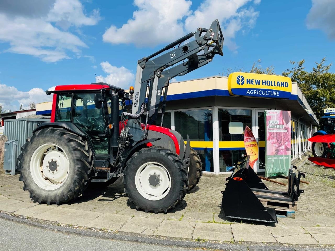 Traktor от тип Valtra A83, Gebrauchtmaschine в Middelfart (Снимка 1)