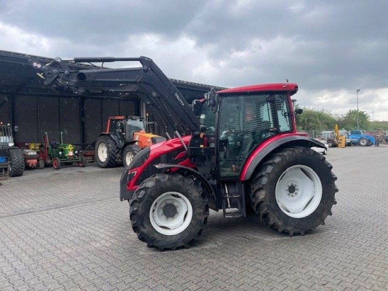 Traktor du type Valtra A84 met voorlader, Gebrauchtmaschine en Roermond