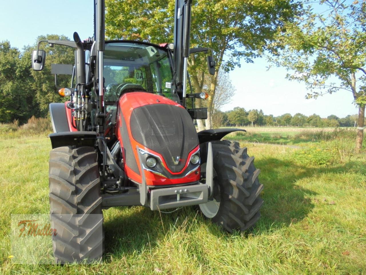 Traktor of the type Valtra A85 HITECH, Neumaschine in Taaken (Picture 4)