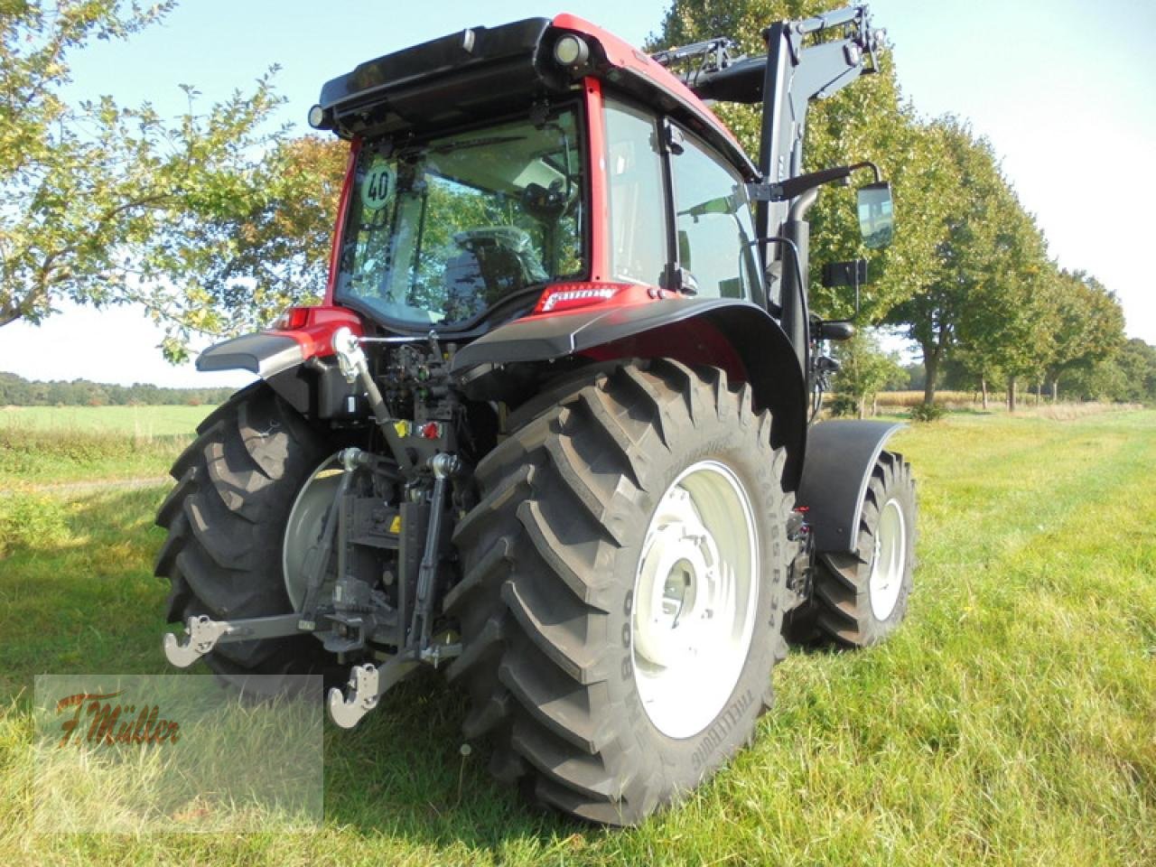 Traktor of the type Valtra A85 HITECH, Neumaschine in Taaken (Picture 5)