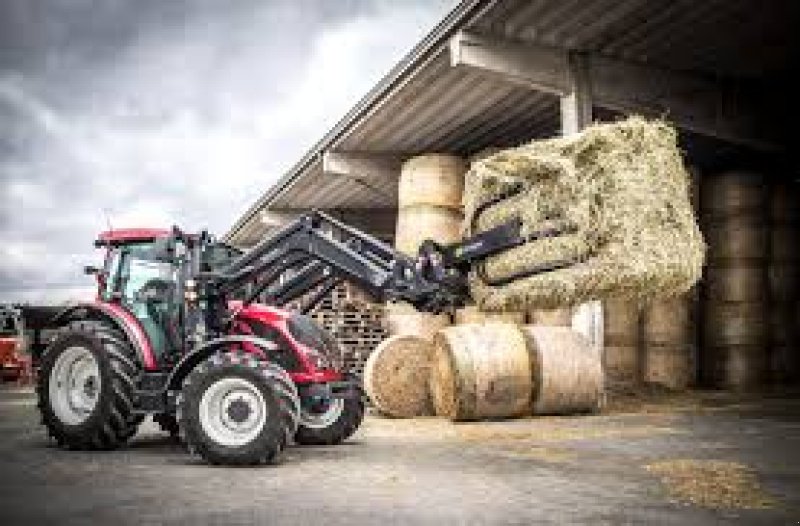 Traktor typu Valtra A85, Neumaschine v Höslwang (Obrázek 1)