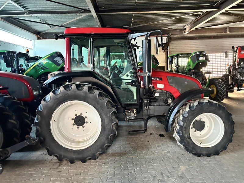 Traktor of the type Valtra A93, Gebrauchtmaschine in Niederkirchen (Picture 1)