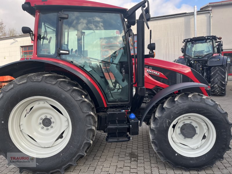 Traktor of the type Valtra A95 H2, Neumaschine in Mainburg/Wambach (Picture 1)