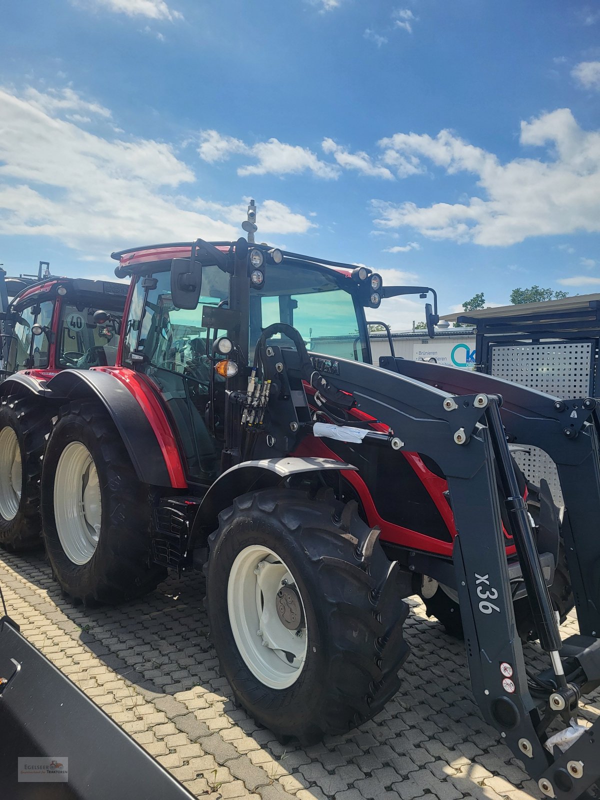 Traktor of the type Valtra A95, Neumaschine in Fürth / Burgfarrnbach (Picture 2)