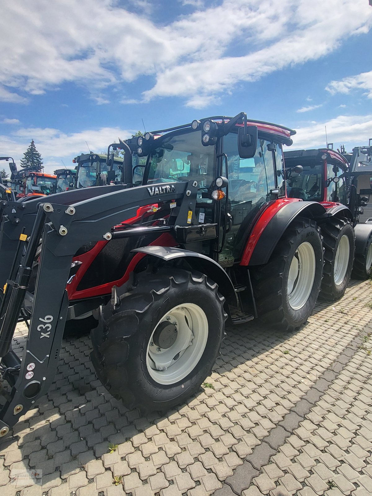 Traktor of the type Valtra A95, Neumaschine in Fürth / Burgfarrnbach (Picture 3)