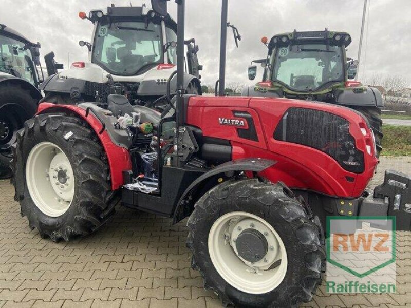 Traktor del tipo Valtra F 105 Plantagen-Schmalspur, Ausstellungsmaschine en Mutterstadt (Imagen 1)