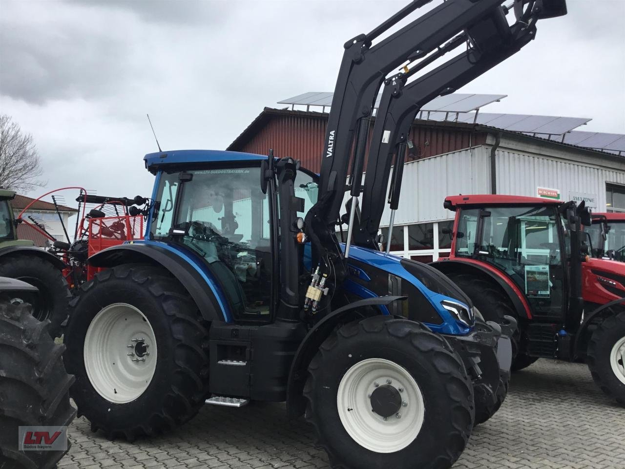 Traktor of the type Valtra G 105 A GL FL, Neumaschine in Eggenfelden (Picture 1)