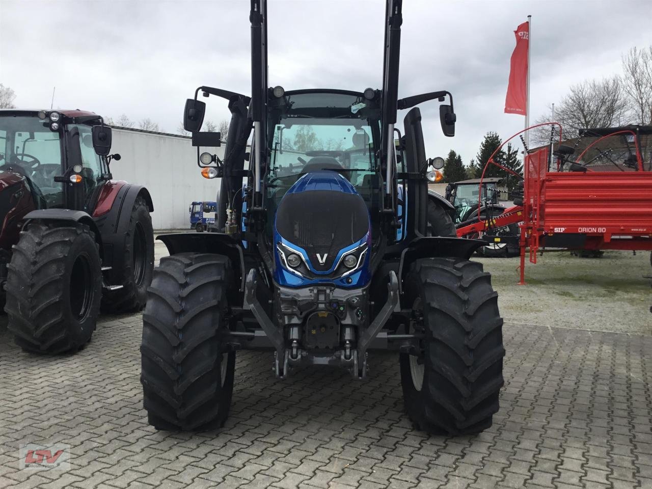 Traktor of the type Valtra G 105 A GL FL, Neumaschine in Eggenfelden (Picture 7)