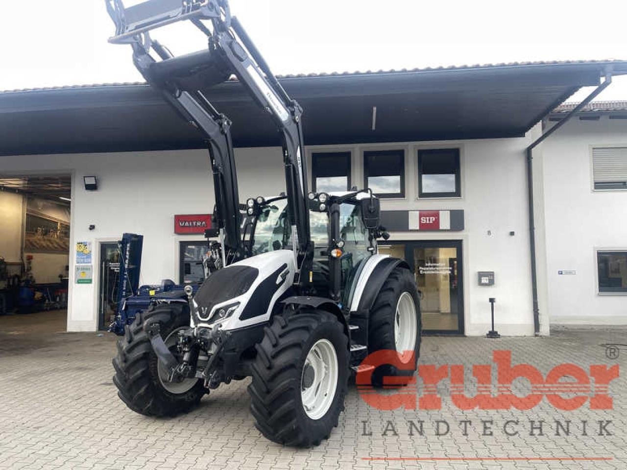 Traktor des Typs Valtra G 105 V 1B9, Gebrauchtmaschine in Ampfing (Bild 3)