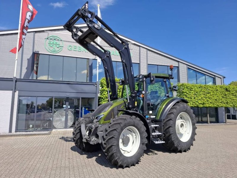 Traktor of the type Valtra G 125 Active, Neumaschine in Borne