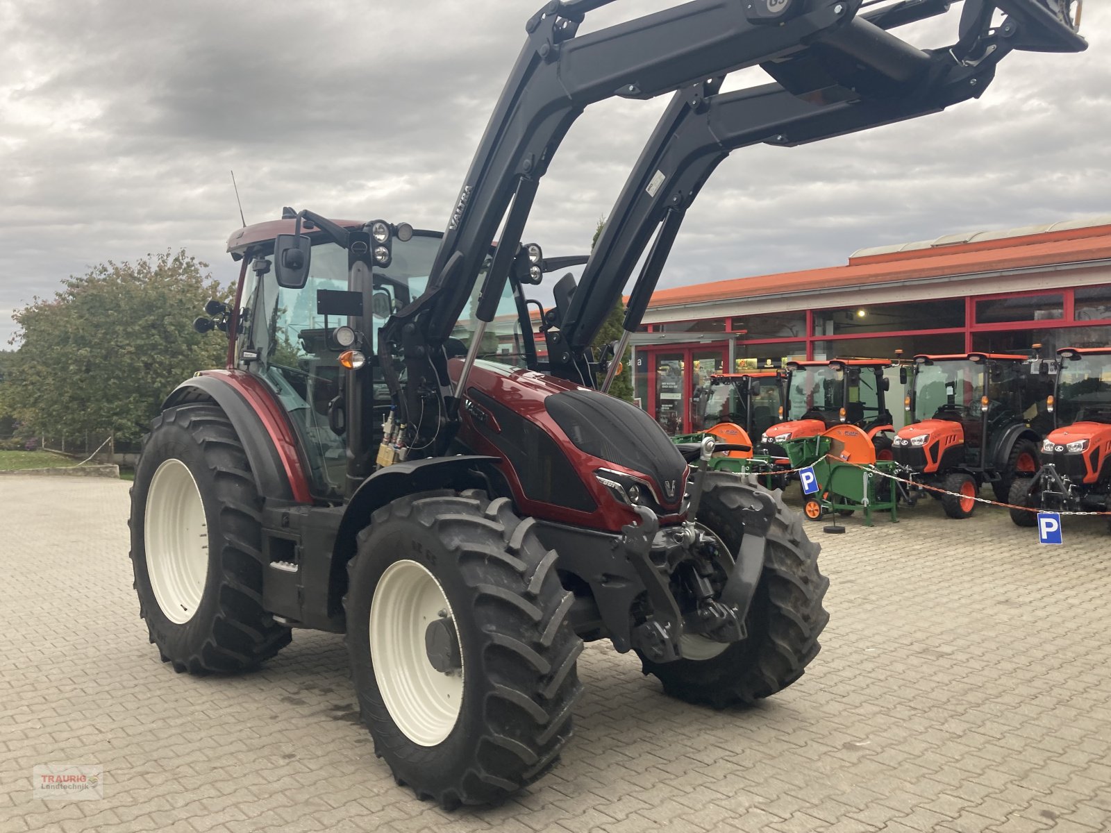 Traktor of the type Valtra G 125 Versu m. FL, Neumaschine in Mainburg/Wambach (Picture 5)