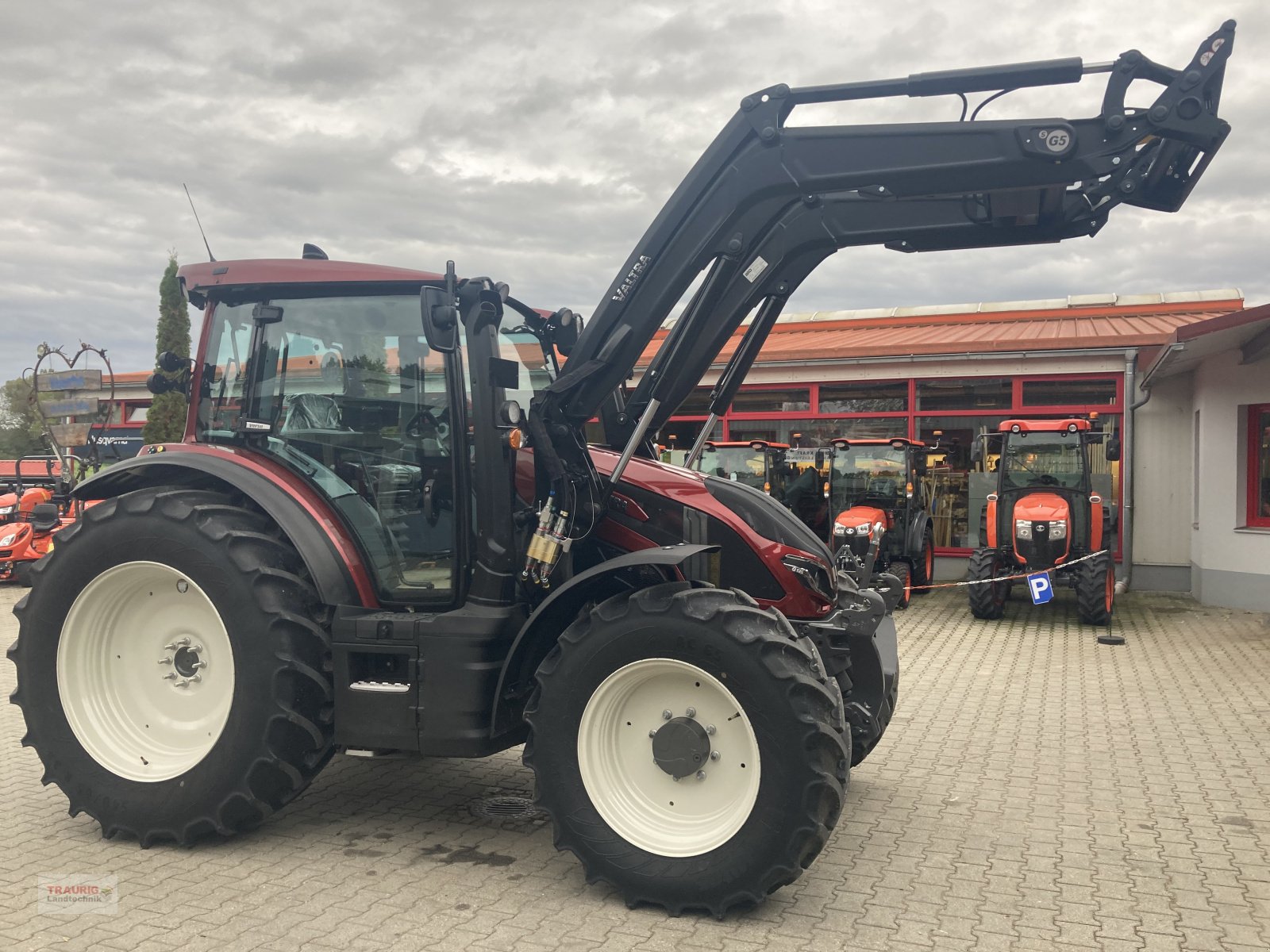 Traktor of the type Valtra G 125 Versu m. FL, Neumaschine in Mainburg/Wambach (Picture 7)