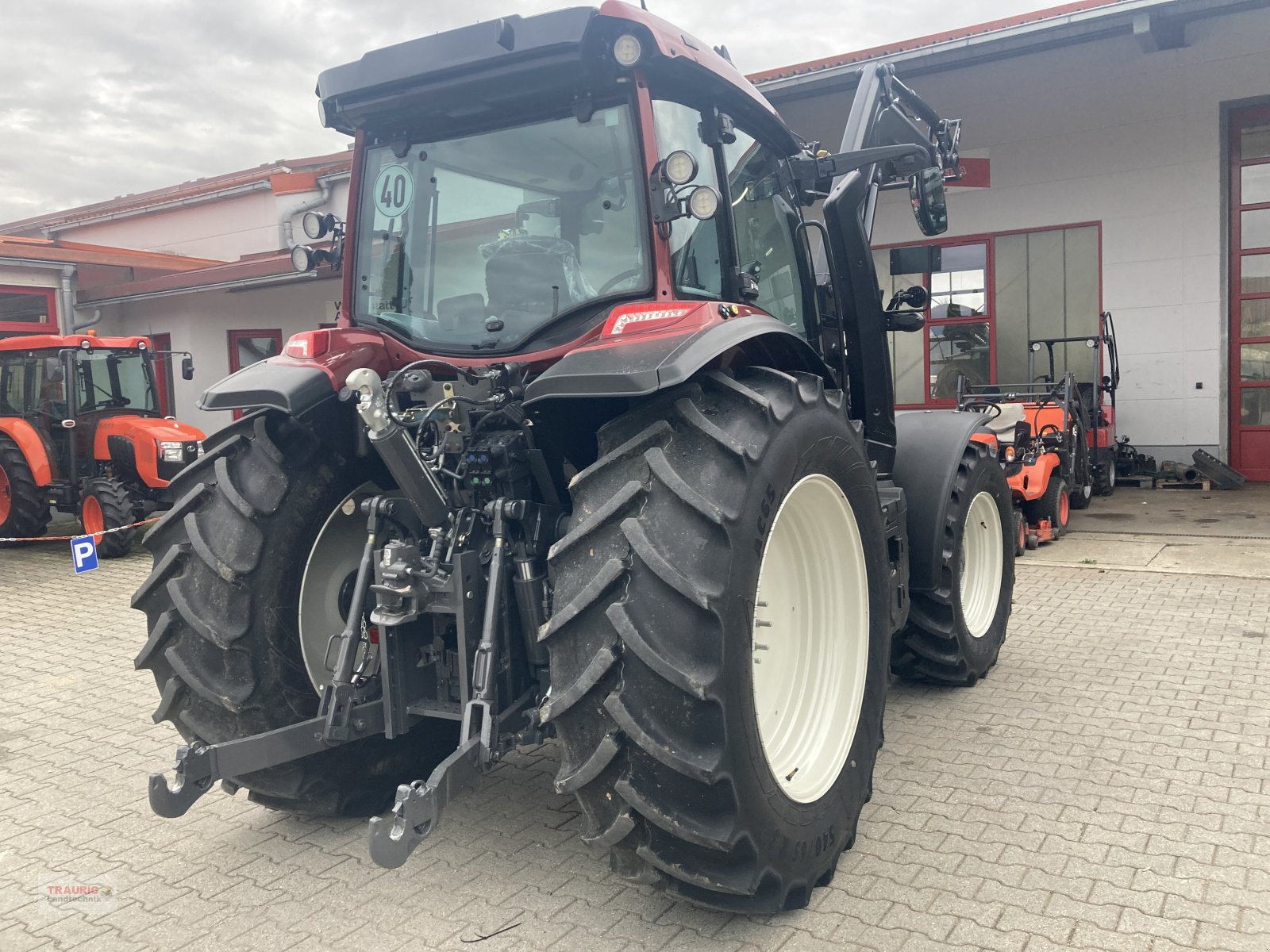 Traktor of the type Valtra G 125 Versu m. FL, Neumaschine in Mainburg/Wambach (Picture 12)