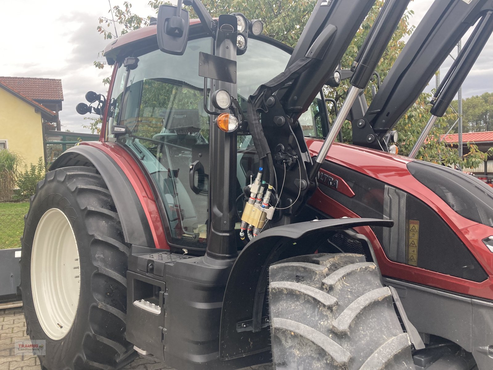 Traktor of the type Valtra G 125 Versu m. FL, Neumaschine in Mainburg/Wambach (Picture 24)