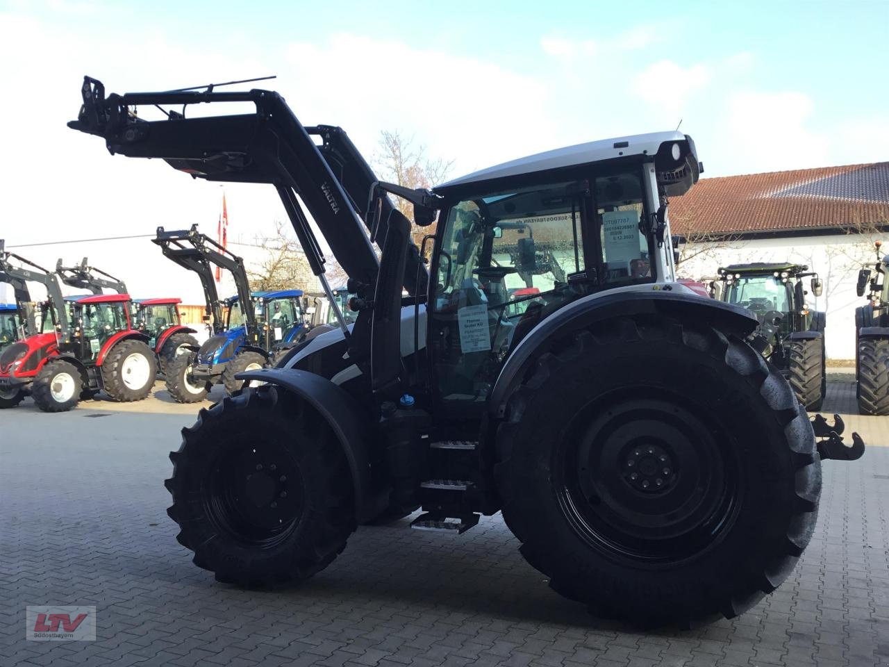 Traktor of the type Valtra G 125e A FL, Neumaschine in Eggenfelden (Picture 4)