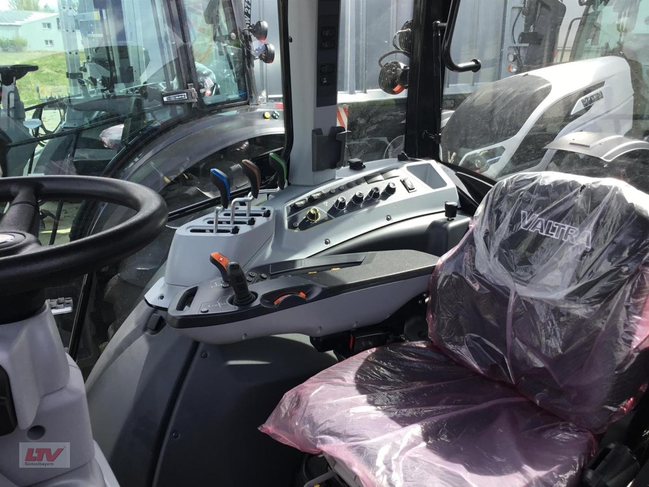 Traktor des Typs Valtra G 125e A GL, Neumaschine in Eggenfelden (Bild 6)