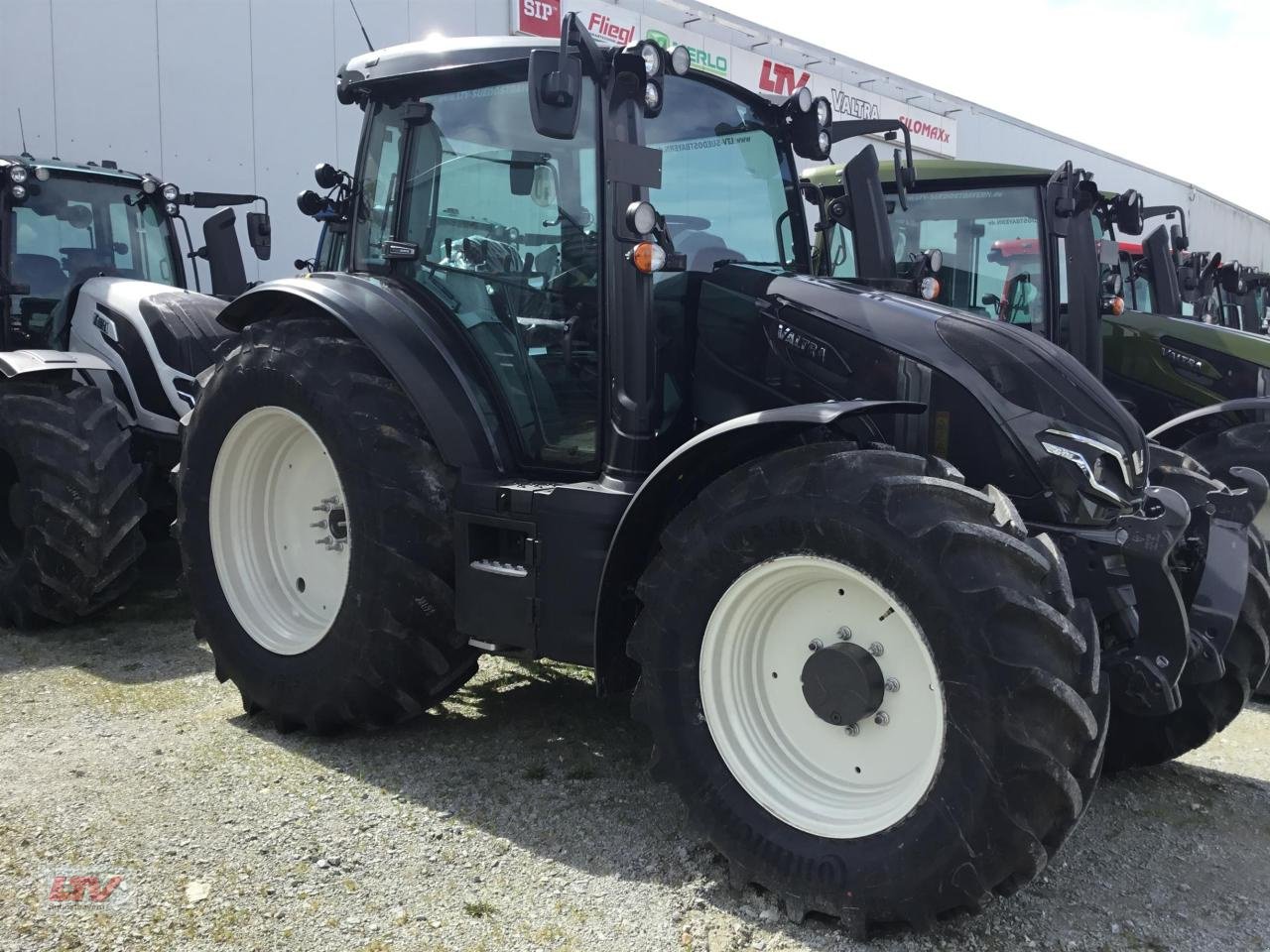 Traktor of the type Valtra G 135 A GL, Neumaschine in Eggenfelden (Picture 1)