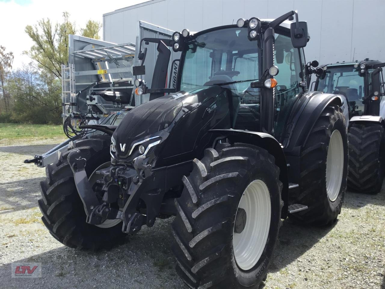 Traktor of the type Valtra G 135 A GL, Neumaschine in Eggenfelden (Picture 7)