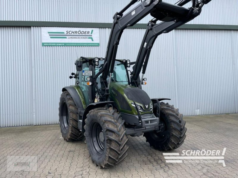 Traktor of the type Valtra G 135 A, Neumaschine in Hemmoor (Picture 1)