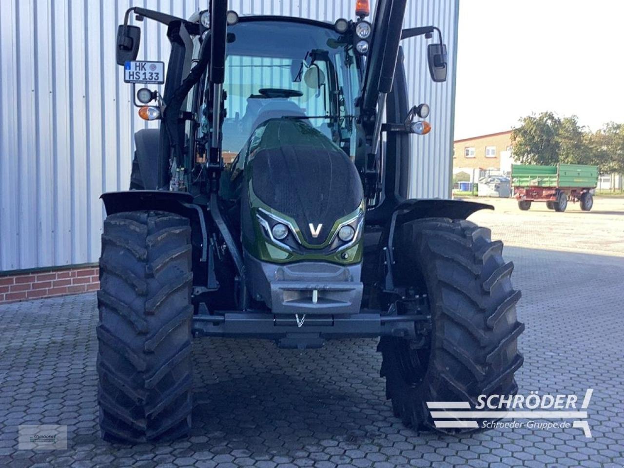 Traktor of the type Valtra G 135 A, Neumaschine in Norden (Picture 4)