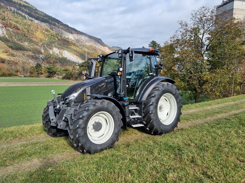 Traktor of the type Valtra G 135 Active Traktor, Ausstellungsmaschine in Chur (Picture 3)