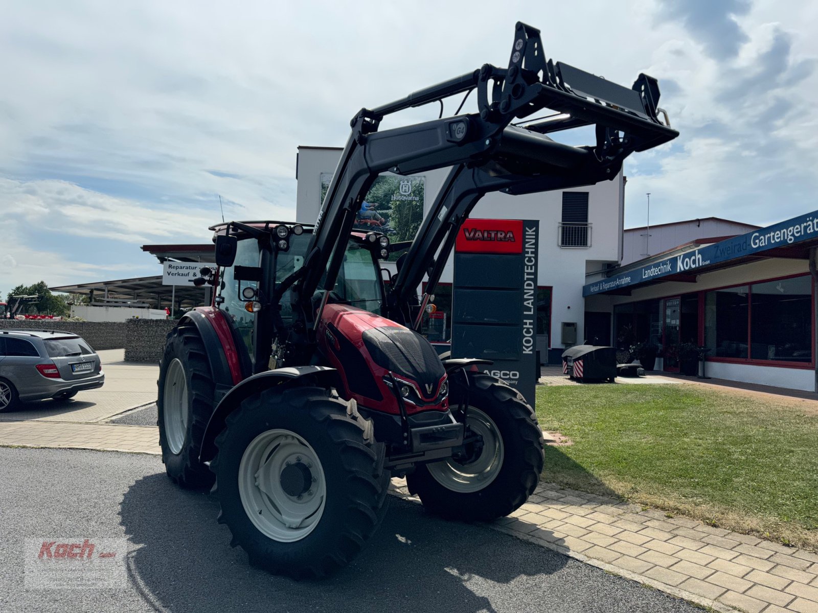 Traktor of the type Valtra G105 H, Neumaschine in Neumarkt / Pölling (Picture 1)