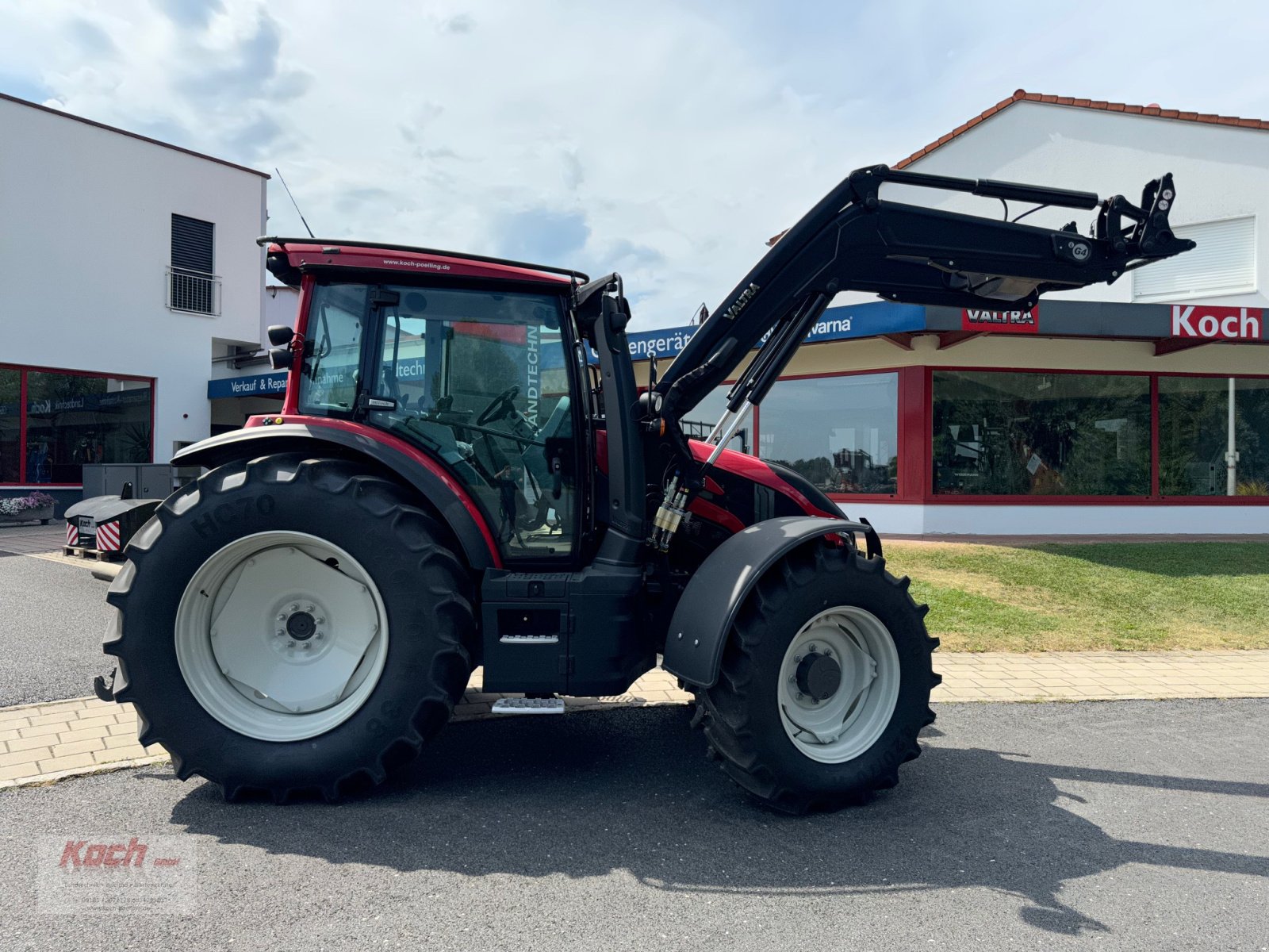 Traktor of the type Valtra G105 H, Neumaschine in Neumarkt / Pölling (Picture 2)