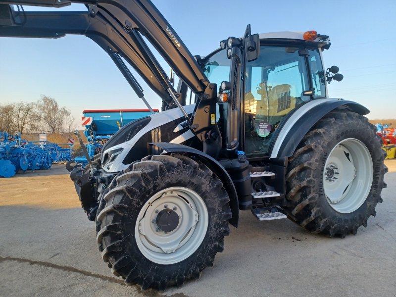 Traktor типа Valtra G125 A, Gebrauchtmaschine в Uffenheim