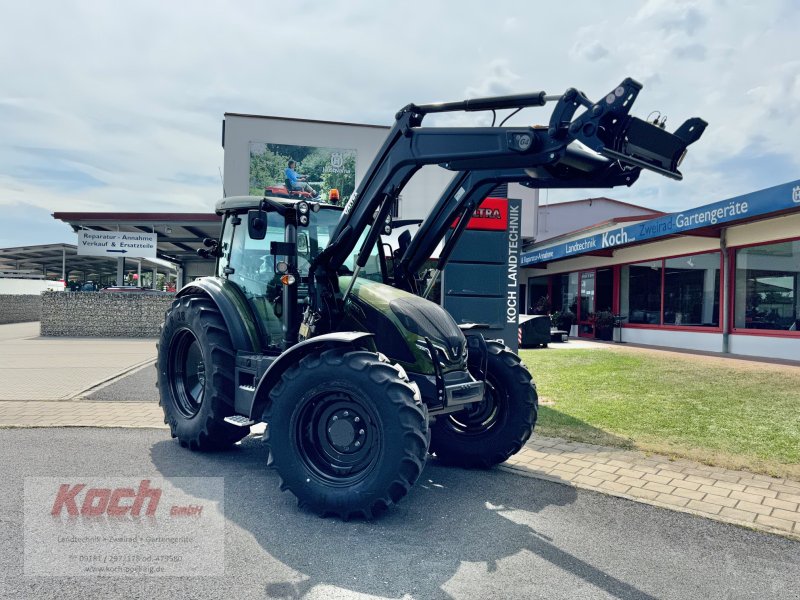 Traktor of the type Valtra G125 A, Neumaschine in Neumarkt / Pölling (Picture 1)