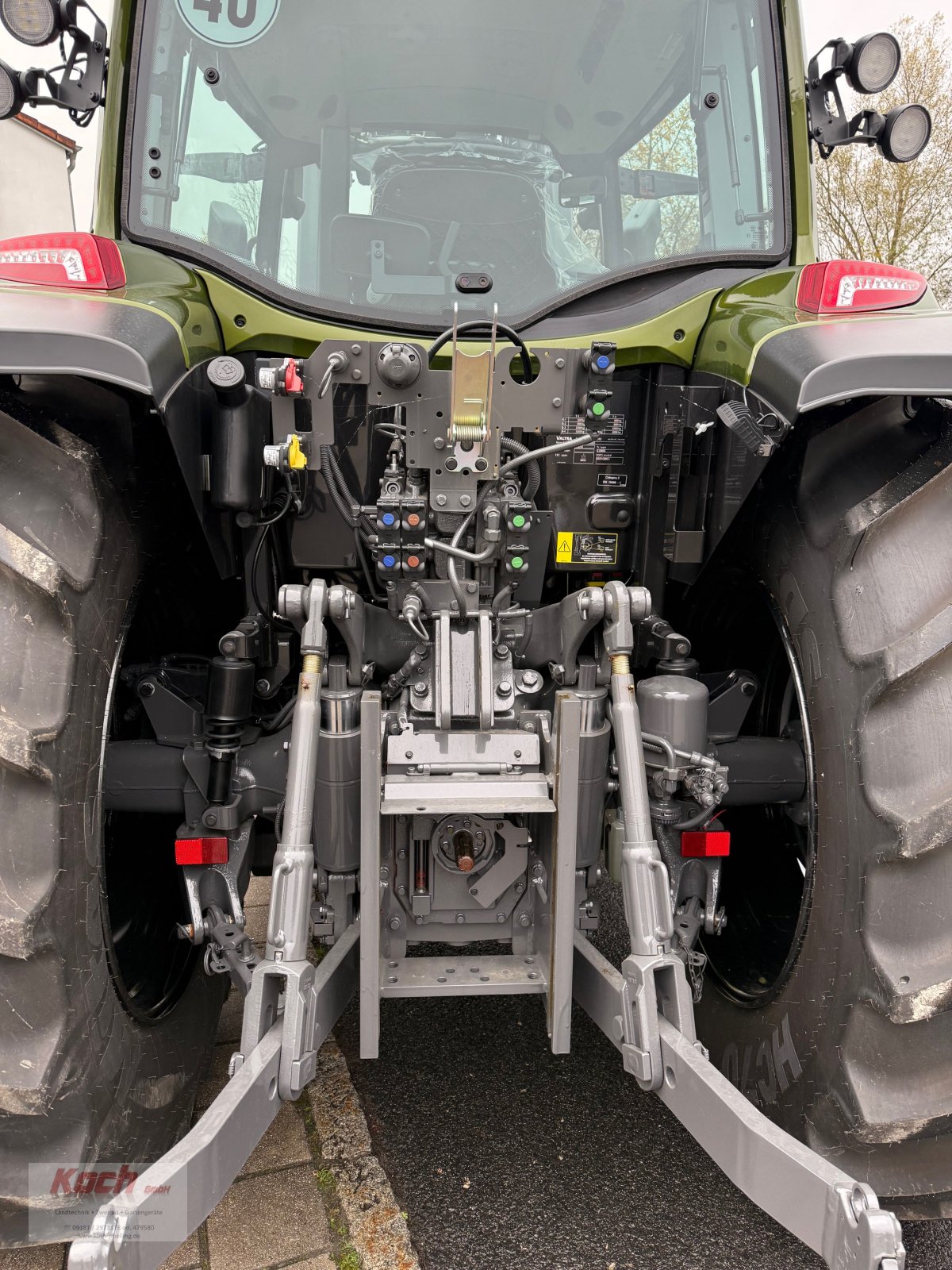 Traktor of the type Valtra G125 A, Neumaschine in Neumarkt / Pölling (Picture 5)