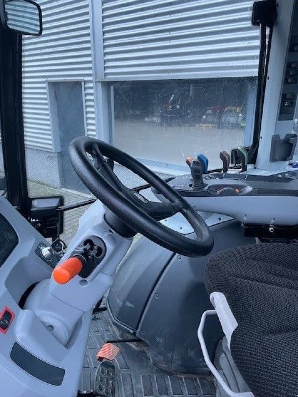 Traktor du type Valtra G125 Active met kruipbak, Gebrauchtmaschine en Roermond (Photo 10)