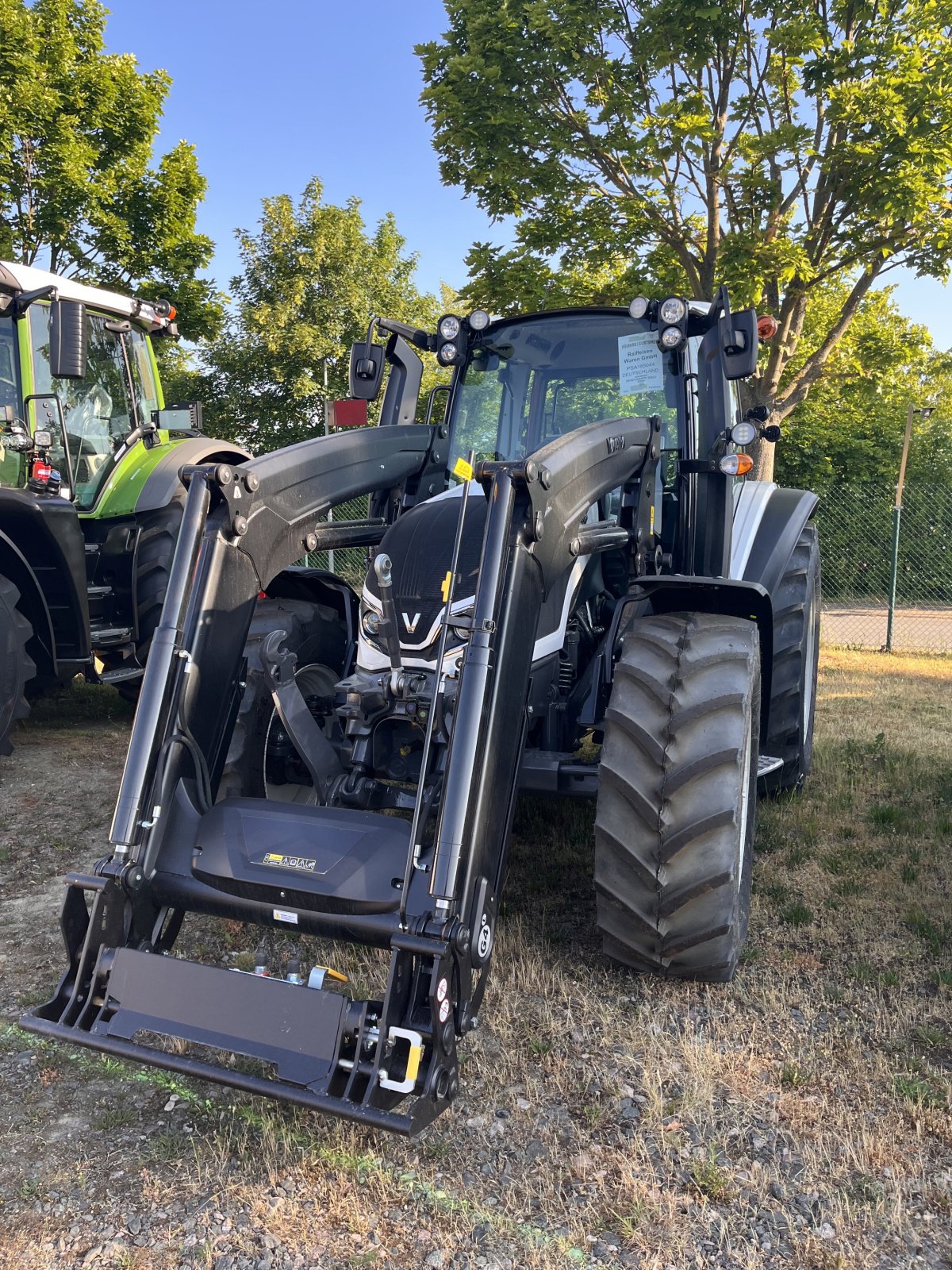 Traktor typu Valtra G135 A 1B9, Neumaschine v Tüttleben (Obrázek 1)