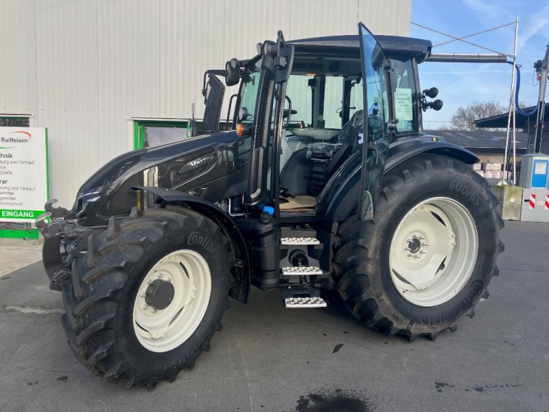 Traktor of the type Valtra G135 H, Neumaschine in Hofgeismar (Picture 1)