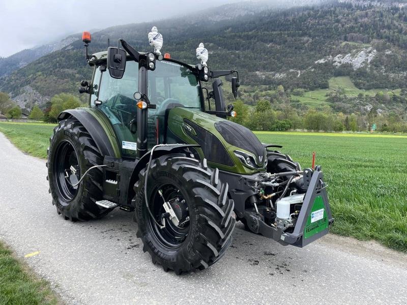 Traktor des Typs Valtra G135 Versu Traktor, Ausstellungsmaschine in Chur (Bild 1)
