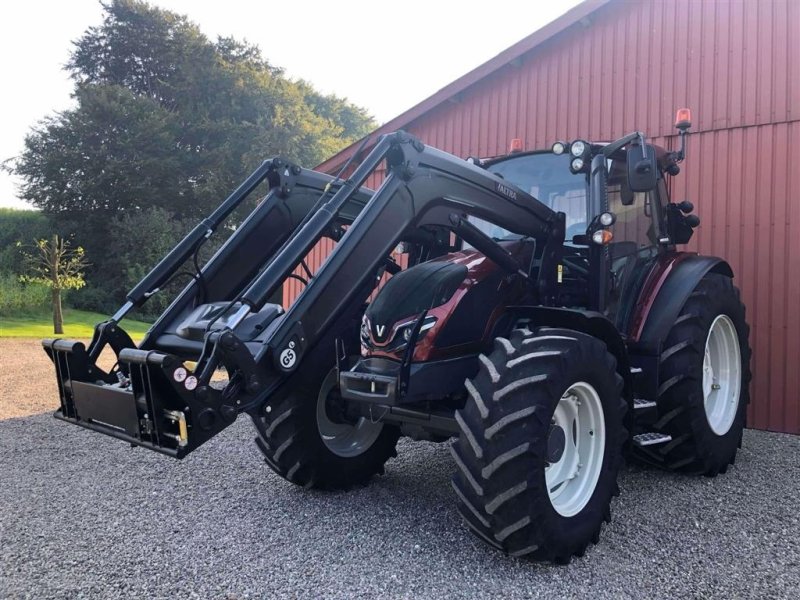 Traktor of the type Valtra G135 Versu Valtra G5 læsser, Gebrauchtmaschine in Brædstrup