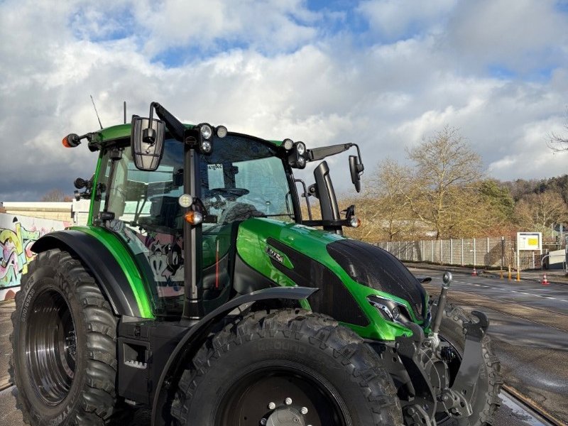 Traktor van het type Valtra G135 Versu, Ausstellungsmaschine in Schaffhausen (Foto 1)