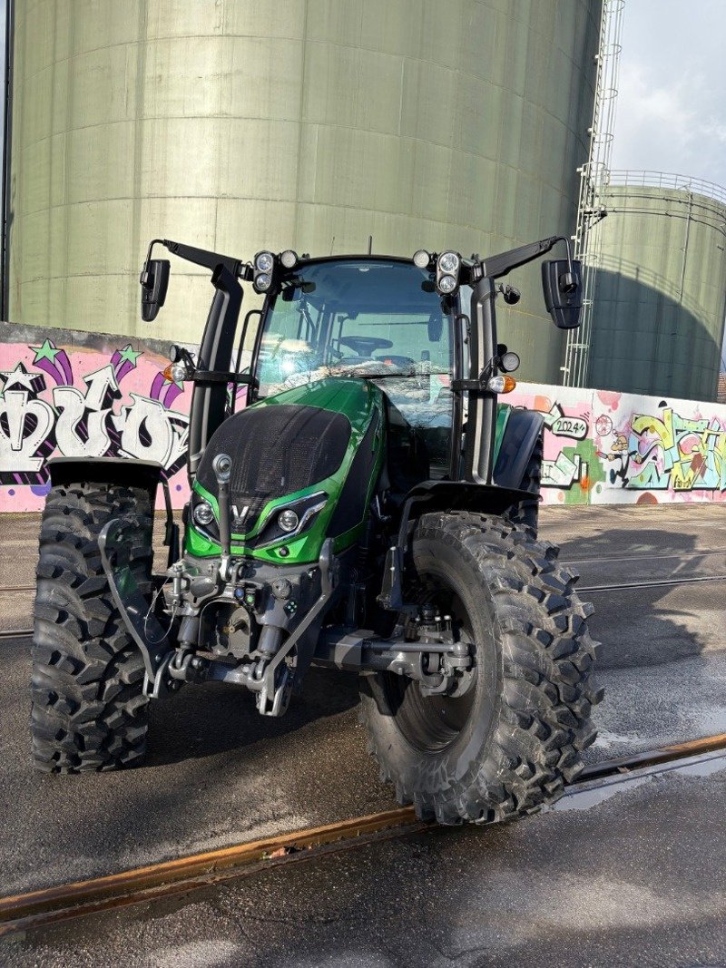 Traktor des Typs Valtra G135 Versu, Ausstellungsmaschine in Schaffhausen (Bild 3)