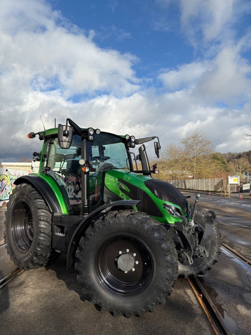 Traktor des Typs Valtra G135 Versu, Ausstellungsmaschine in Schaffhausen (Bild 1)